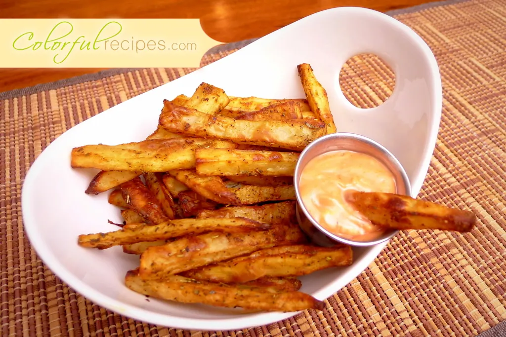Healthy baked fries seasoned with paprika, served with a mayo-ketchup dipping sauce
